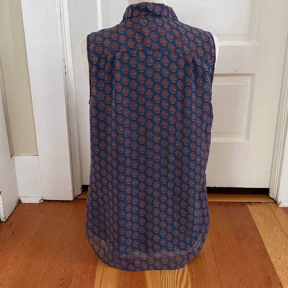 CAbi Medallion Reign Ruffled Sleeveless Button Down Blue Printed‎ Top Medium - Picture 3 of 5